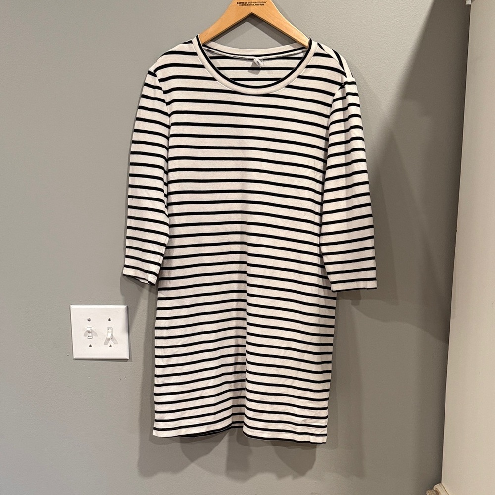 Old Navy Black and White Striped 3/4 Sleeve Dress